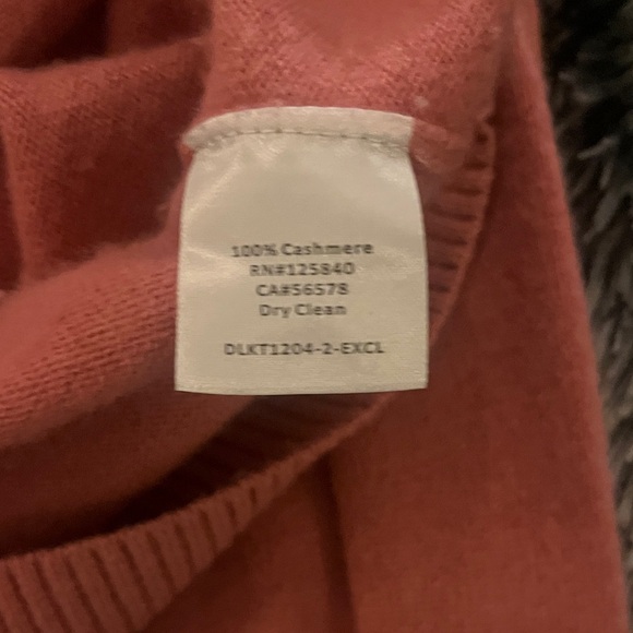 Intermix cashmere sweater, small knick. Nice rose pink color. - Picture 6 of 6